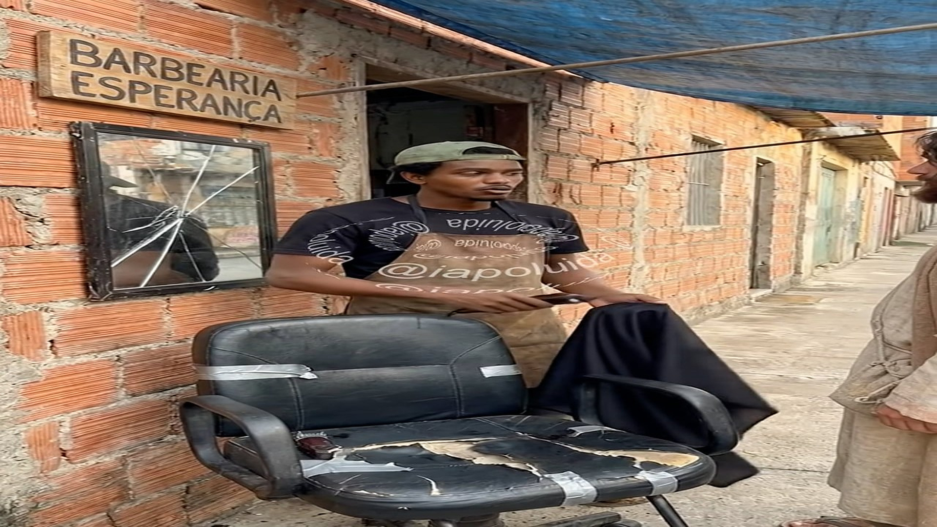 Parte 2 : D2908092_humilharam o jovem por abrir uma barbearia na calçada mas jesus sentou_part 2