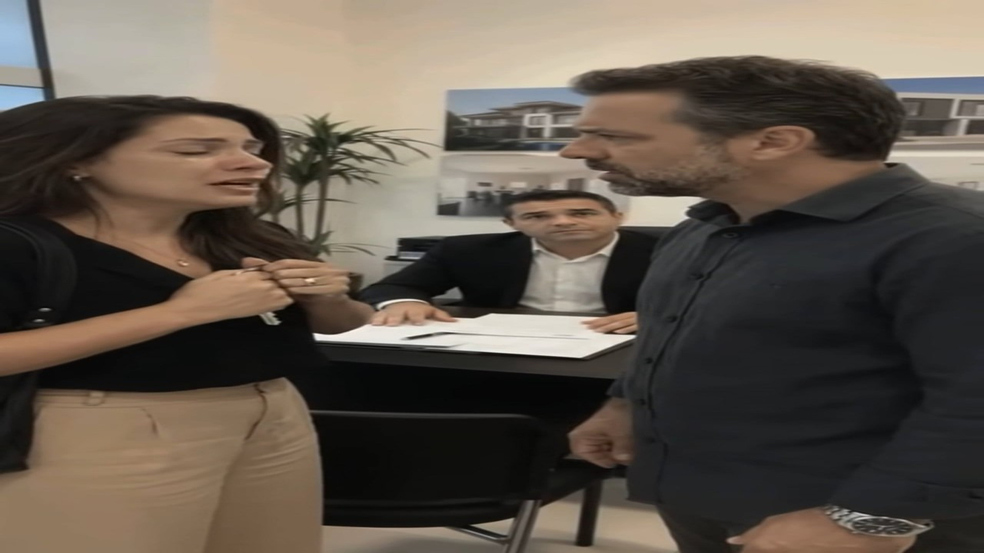Parte 2 : D2610148_Ela arrancou a chave das mãos dele no meio da imobiliária e exigiu que a_part 2