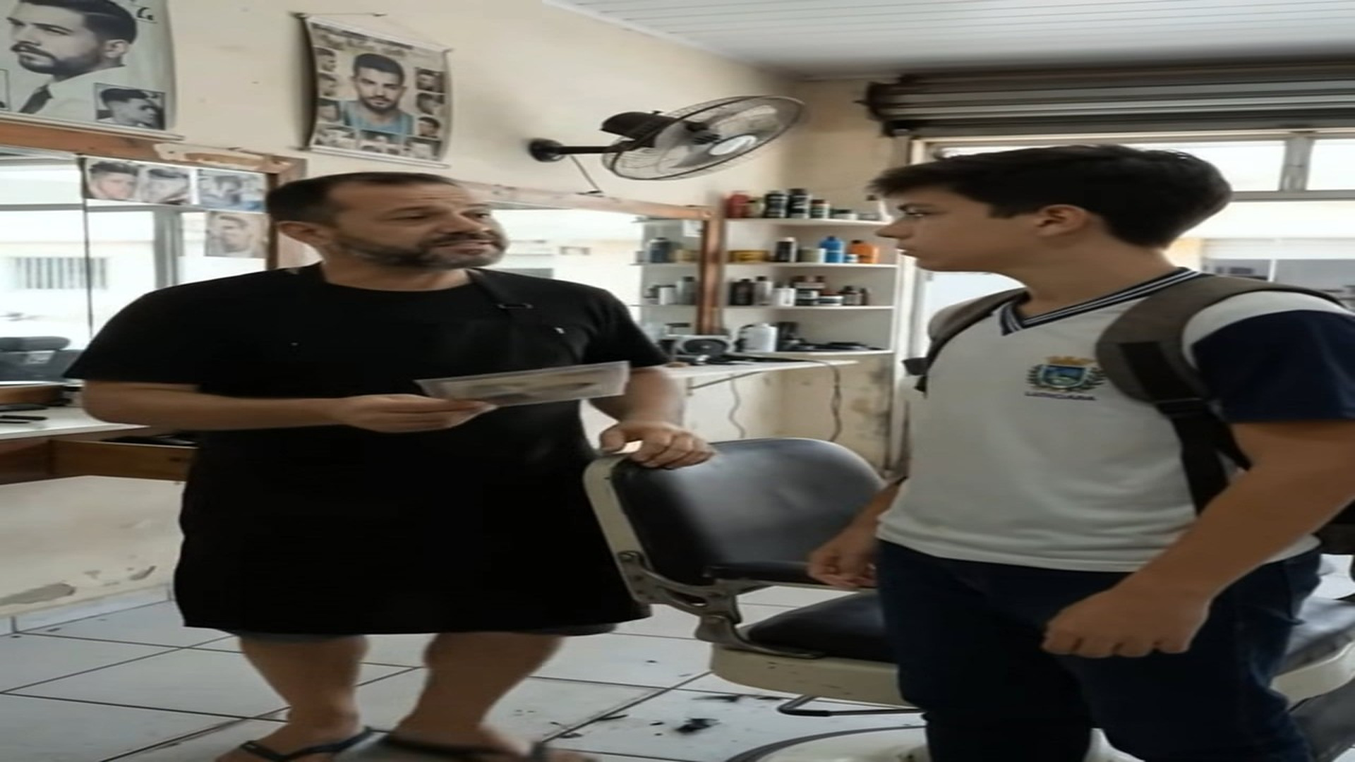 Parte 2 : D2610149_Quando o barbeiro fechou a porta da barbearia naquela manhã, ele imagina_part 2